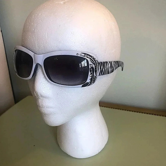 𝅺Vintage 80’s - 90’s zebra print white sunglasses - Picture 3 of 11